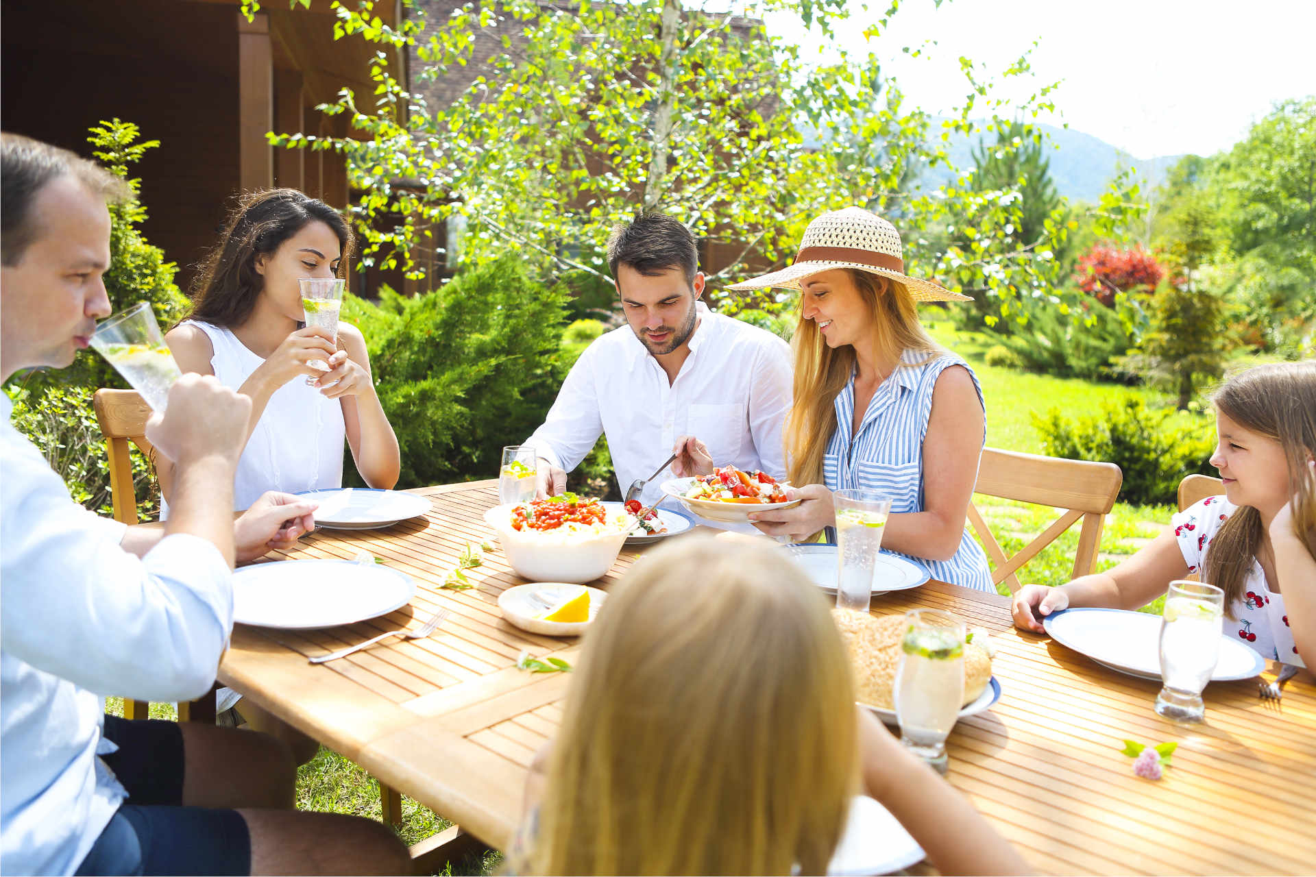 Glückliche Familie im Garten am Essen ohne Vespen dank Nopesti