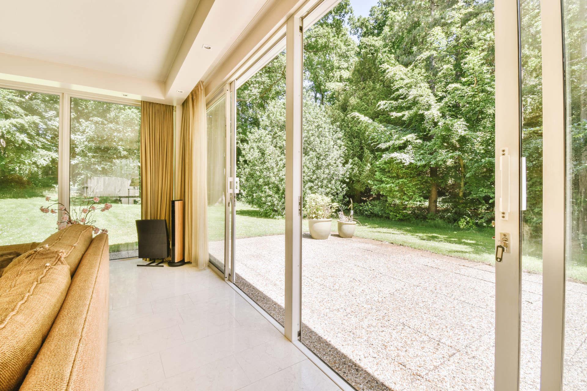 offene terrassentüre im wohnzimmer