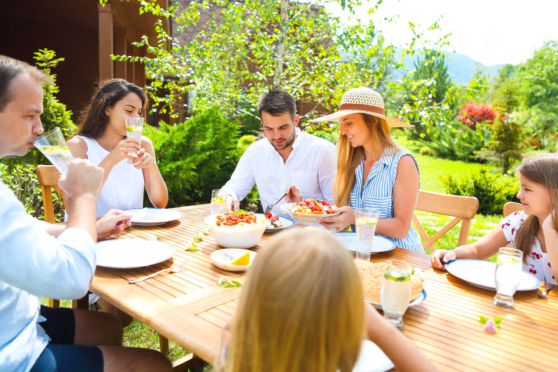 familie draußen am essen im sommer