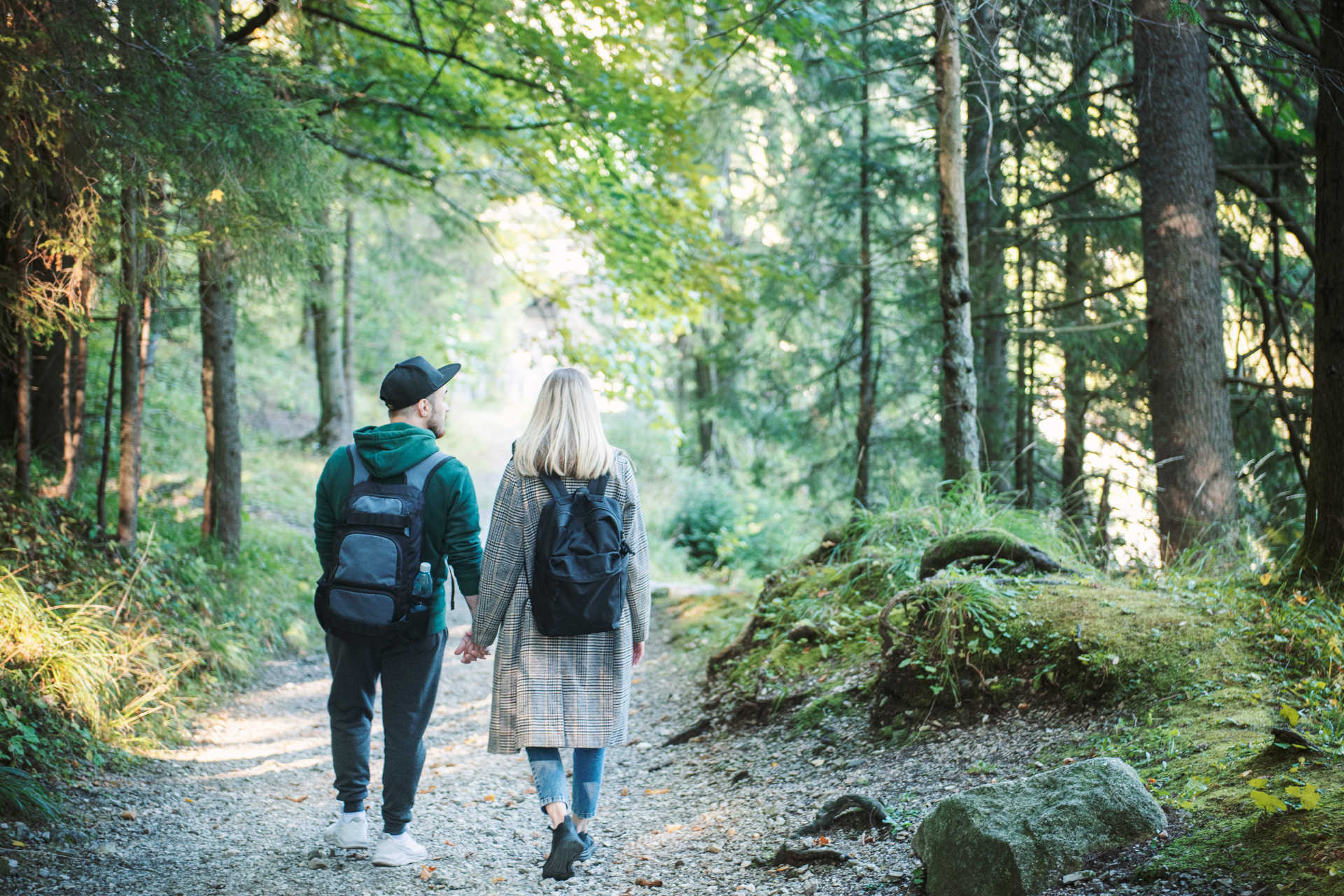 Pärchen wandert im Wald